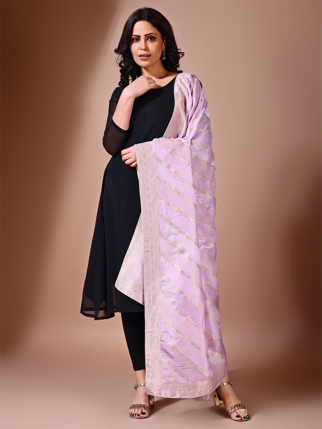 Front view of lavender Banarasi bridal dupatta, ideal for wedding ceremonies.