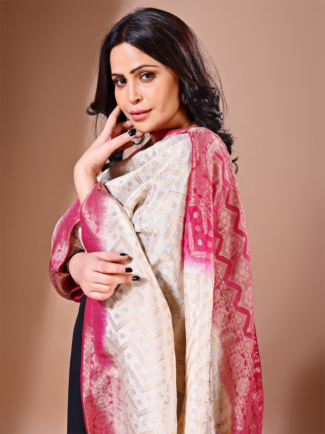 Front view of pink Banarasi bridal dupatta, ideal for wedding ceremonies.