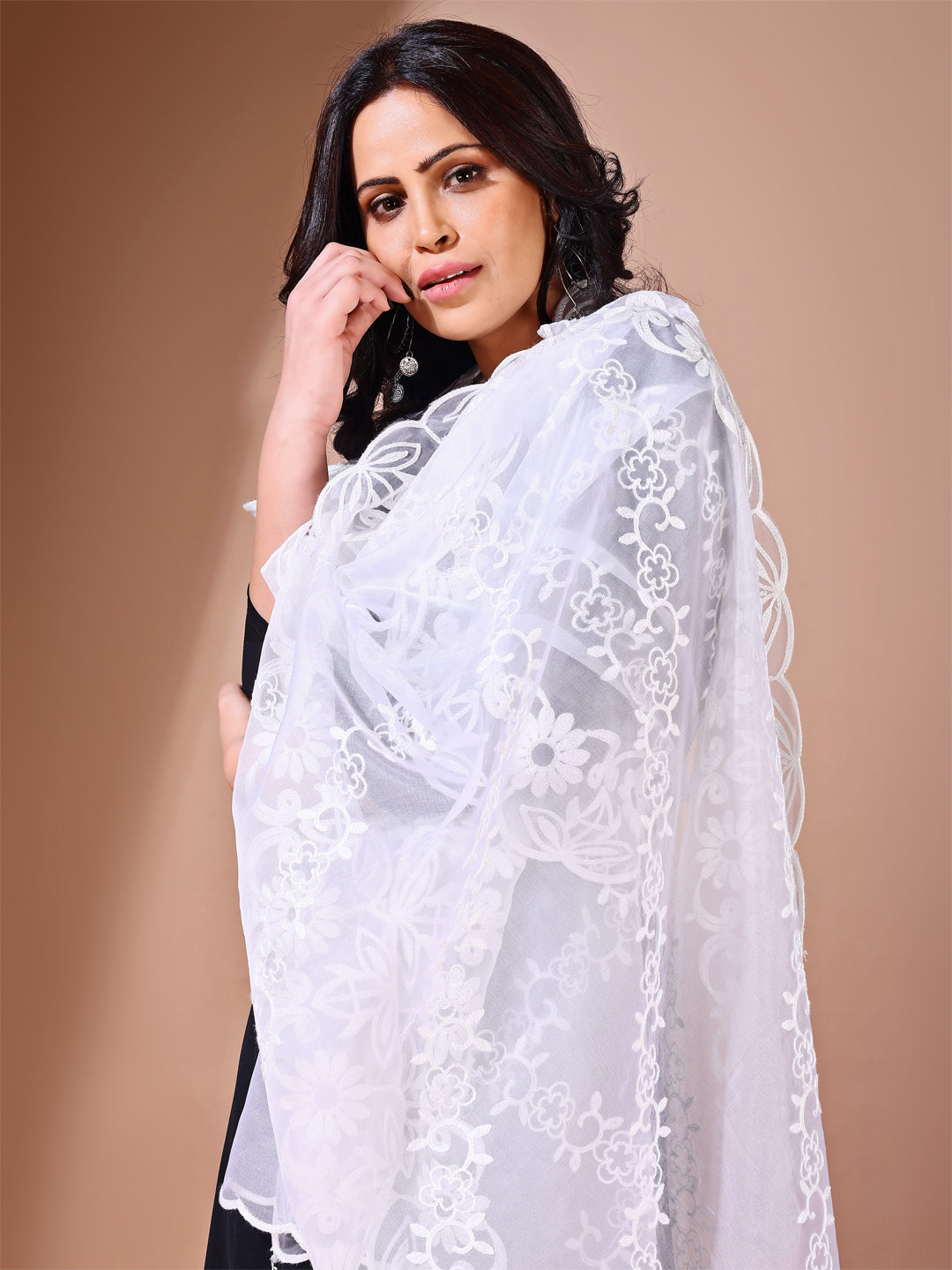 Close-up of white floral leheriya dupatta, focusing on the beautiful leheriya embroidery, perfect for wedding wear.