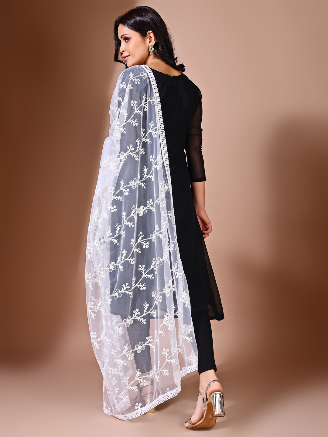 Fancy pose of model in an enchanting white floral embroidered dupatta, perfect for festive occasions and weddings.