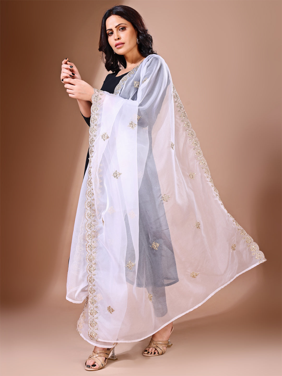 Close-up of white floral embroidered dupatta, highlighting intricate floral patterns, perfect for a bridal look.